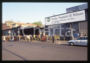 35mm vintage slide* 1997 MILANO Arrivo azionisti all'assemblea dei soci BPM (4)