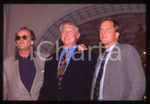 35mm vintage slide* 1994 VENEZIA Jack NICHOLSON  Mike NICHOLS Douglas WICK (2) La diapositiva ritrae l'attore Jack Nicholson, Douglas Wick e Mike Nichols (regista del film Wolf) al Festival del Cinema di Venezia del 1994Diapositiva d'epoca, in formato 35 mm. CONDIZIONI: GOODTutti i diritti riservati.E' severamente vietata la riproduzione. ICharta mette in vendita, sul negozio eBay e in esclusiva sul sito "icharta" il proprio archivio composto da numerose diapositive e negativi fotografici d'epoca, tutti originali e autentici, che attraversano la storia del costume italiano tra gli la fine degli anni Sessanta e Novanta.Si tratta di uno sguardo inedito sull'attualit&agrave;, la politica, la vita quotidiana, il gossip e la cultura, che fotografa il cambiamento della nazione in quest'ultimo scorcio del XX secolo. Un'occasione unica per il mercato del collezionismo, che vede finalmente disponibile un archivio eccezionale per vastit&agrave;, tematiche e condizioni, in un settore (il negativo fotografico e la diapositiva) di assoluta novit&agrave; e dalle interessanti prospettive di investimento.  originale e autentica 1