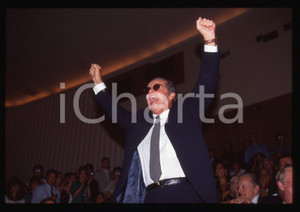 35mm vintage slide* 1994 VENEZIA - CINEMA Jack NICHOLSON premiere WOLF (7) La diapositiva ritrae l'attore Jack Nicholson al Festival del Cinema di Venezia del 1994 per la premiere del film WolfDiapositiva d'epoca, in formato 35 mm. CONDIZIONI: GOODTutti i diritti riservati.E' severamente vietata la riproduzione. ICharta mette in vendita, sul negozio eBay e in esclusiva sul sito "icharta" il proprio archivio composto da numerose diapositive e negativi fotografici d'epoca, tutti originali e autentici, che attraversano la storia del costume italiano tra gli la fine degli anni Sessanta e Novanta.Si tratta di uno sguardo inedito sull'attualit&agrave;, la politica, la vita quotidiana, il gossip e la cultura, che fotografa il cambiamento della nazione in quest'ultimo scorcio del XX secolo. Un'occasione unica per il mercato del collezionismo, che vede finalmente disponibile un archivio eccezionale per vastit&agrave;, tematiche e condizioni, in un settore (il negativo fotografico e la diapositiva) di assoluta novit&agrave; e dalle interessanti prospettive di investimento.  originale e autentica 1