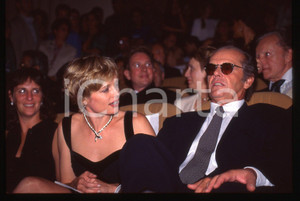 35mm vintage slide* 1994 VENEZIA Jack NICHOLSON Rebecca BROUSSARD - WOLF (1) La diapositiva ritrae l'attore Jack Nicholson insieme a Rebecca Broussard al Festival del Cinema di Venezia del 1994 per la premiere del film WolfDiapositiva d'epoca, in formato 35 mm. CONDIZIONI: GOODTutti i diritti riservati.E' severamente vietata la riproduzione. ICharta mette in vendita, sul negozio eBay e in esclusiva sul sito "icharta" il proprio archivio composto da numerose diapositive e negativi fotografici d'epoca, tutti originali e autentici, che attraversano la storia del costume italiano tra gli la fine degli anni Sessanta e Novanta.Si tratta di uno sguardo inedito sull'attualit&agrave;, la politica, la vita quotidiana, il gossip e la cultura, che fotografa il cambiamento della nazione in quest'ultimo scorcio del XX secolo. Un'occasione unica per il mercato del collezionismo, che vede finalmente disponibile un archivio eccezionale per vastit&agrave;, tematiche e condizioni, in un settore (il negativo fotografico e la diapositiva) di assoluta novit&agrave; e dalle interessanti prospettive di investimento.  originale e autentica 1