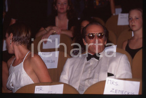 35mm vintage slide* 1994 VENEZIA - CINEMA Jack NICHOLSON Rebecca BROUSSARD 1 La diapositiva ritrae l'attore Jack Nicholson insieme a Rebecca Broussard alla Mostra del Cinema di Venezia del 1994Diapositiva d'epoca, in formato 35 mm. CONDIZIONI: GOODTutti i diritti riservati.E' severamente vietata la riproduzione. ICharta mette in vendita, sul negozio eBay e in esclusiva sul sito "icharta" il proprio archivio composto da numerose diapositive e negativi fotografici d'epoca, tutti originali e autentici, che attraversano la storia del costume italiano tra gli la fine degli anni Sessanta e Novanta.Si tratta di uno sguardo inedito sull'attualit&agrave;, la politica, la vita quotidiana, il gossip e la cultura, che fotografa il cambiamento della nazione in quest'ultimo scorcio del XX secolo. Un'occasione unica per il mercato del collezionismo, che vede finalmente disponibile un archivio eccezionale per vastit&agrave;, tematiche e condizioni, in un settore (il negativo fotografico e la diapositiva) di assoluta novit&agrave; e dalle interessanti prospettive di investimento.  originale e autentica 1