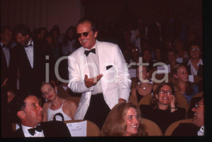 35mm vintage slide* 1994 VENEZIA Jack NICHOLSON - MOSTRA DEL CINEMA portrait 32 La diapositiva ritrae l'attore Jack Nicholson alla Mostra del Cinema di Venezia del 1994Diapositiva d'epoca, in formato 35 mm. CONDIZIONI: GOODTutti i diritti riservati.E' severamente vietata la riproduzione. ICharta mette in vendita, sul negozio eBay e in esclusiva sul sito "icharta" il proprio archivio composto da numerose diapositive e negativi fotografici d'epoca, tutti originali e autentici, che attraversano la storia del costume italiano tra gli la fine degli anni Sessanta e Novanta.Si tratta di uno sguardo inedito sull'attualit&agrave;, la politica, la vita quotidiana, il gossip e la cultura, che fotografa il cambiamento della nazione in quest'ultimo scorcio del XX secolo. Un'occasione unica per il mercato del collezionismo, che vede finalmente disponibile un archivio eccezionale per vastit&agrave;, tematiche e condizioni, in un settore (il negativo fotografico e la diapositiva) di assoluta novit&agrave; e dalle interessanti prospettive di investimento.  originale e autentica 1
