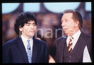 35mm vintage slide* 1987 BINGO TELEMIKE Diego Armando MARADONA Mike BONGIORNO 3 La diapositiva ritrae Diego Armando Maradona con Mike Bongiorno al programma Telemike del 1987Diapositiva d'epoca, in formato 35 mm.CONDIZIONI: GOODTutti i diritti riservati.E' severamente vietata la riproduzione. ICharta mette in vendita, sul negozio eBay e in esclusiva sul sito "icharta" il proprio archivio composto da numerose diapositive e negativi fotografici d'epoca, tutti originali e autentici, che attraversano la storia del costume italiano tra gli la fine degli anni Sessanta e Novanta.Si tratta di uno sguardo inedito sull'attualit&agrave;, la politica, la vita quotidiana, il gossip e la cultura, che fotografa il cambiamento della nazione in quest'ultimo scorcio del XX secolo. Un'occasione unica per il mercato del collezionismo, che vede finalmente disponibile un archivio eccezionale per vastit&agrave;, tematiche e condizioni, in un settore (il negativo fotografico e la diapositiva) di assoluta novit&agrave; e dalle interessanti prospettive di investimento.  originale e autentica 1