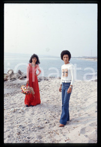 35mm vintage slide* 1970 ca CATANIA (?) Gianni Marcella BELLA in spiaggia (4)