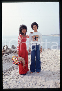 35mm vintage slide* 1970 ca CATANIA (?) Gianni Marcella BELLA in spiaggia (6)