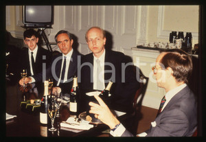 35mm vintage slide* 1990 ca LONDRA Ivor SPENCER Scuola per Maggiordomi Lezione 1  Diapositiva d'epoca, in formato 35 mm.La diapositiva ritrae alcune lezioni degli studenti della scuola per maggiordomi "Ivor Spencer School of Butlers", avente sede a Dulwich, Londra. CONDIZIONI: GOODTutti i diritti riservati.E' severamente vietata la riproduzione. ICharta mette in vendita, sul negozio eBay e in esclusiva sul sito "icharta" il proprio archivio composto da numerose diapositive e negativi fotografici d'epoca, tutti originali e autentici, che attraversano la storia del costume italiano tra gli la fine degli anni Sessanta e Novanta.Si tratta di uno sguardo inedito sull'attualit&agrave;, la politica, la vita quotidiana, il gossip e la cultura, che fotografa il cambiamento della nazione in quest'ultimo scorcio del XX secolo. Un'occasione unica per il mercato del collezionismo, che vede finalmente disponibile un archivio eccezionale per vastit&agrave;, tematiche e condizioni, in un settore (il negativo fotografico e la diapositiva) di assoluta novit&agrave; e dalle interessanti prospettive di investimento.  originale e autentica 1