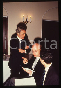 35mm vintage slide* 1990 ca LONDRA Ivor SPENCER Scuola per Maggiordomi Lezione 8  Diapositiva d'epoca, in formato 35 mm.La diapositiva ritrae alcune lezioni degli studenti della scuola per maggiordomi "Ivor Spencer School of Butlers", avente sede a Dulwich, Londra. CONDIZIONI: GOODTutti i diritti riservati.E' severamente vietata la riproduzione. ICharta mette in vendita, sul negozio eBay e in esclusiva sul sito "icharta" il proprio archivio composto da numerose diapositive e negativi fotografici d'epoca, tutti originali e autentici, che attraversano la storia del costume italiano tra gli la fine degli anni Sessanta e Novanta.Si tratta di uno sguardo inedito sull'attualit&agrave;, la politica, la vita quotidiana, il gossip e la cultura, che fotografa il cambiamento della nazione in quest'ultimo scorcio del XX secolo. Un'occasione unica per il mercato del collezionismo, che vede finalmente disponibile un archivio eccezionale per vastit&agrave;, tematiche e condizioni, in un settore (il negativo fotografico e la diapositiva) di assoluta novit&agrave; e dalle interessanti prospettive di investimento.  originale e autentica 1