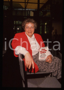 35mm vintage slide* 1990 ITALIA Claire STERLING presenta COSA NON SOLO NOSTRA 1  Diapositiva d'epoca, in formato 35 mm. La diapositiva illustra la presentazione del libro "Cosa non solo nostra. La rete mondiale della mafia siciliana", scritto da Claire Sterling.CONDIZIONI: GOOD  Tutti i diritti riservati.E' severamente vietata la riproduzione. ICharta mette in vendita, sul negozio eBay e in esclusiva sul sito "icharta" il proprio archivio composto da numerose diapositive e negativi fotografici d'epoca, tutti originali e autentici, che attraversano la storia del costume italiano tra gli la fine degli anni Sessanta e Novanta.Si tratta di uno sguardo inedito sull'attualit&agrave;, la politica, la vita quotidiana, il gossip e la cultura, che fotografa il cambiamento della nazione in quest'ultimo scorcio del XX secolo. Un'occasione unica per il mercato del collezionismo, che vede finalmente disponibile un archivio eccezionale per vastit&agrave;, tematiche e condizioni, in un settore (il negativo fotografico e la diapositiva) di assoluta novit&agrave; e dalle interessanti prospettive di investimento.  originale e autentica 1