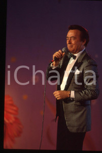 35mm vintage slide* 1990 CANALE 5 Nico FIDENCO C'era una volta il Festival (15)  Diapositiva d'epoca, in formato 35 mm. CONDIZIONI: GOOD  La diapositiva illustra la trasmissione "C'era un volta il Festival", andata in onda nel 1990 su Canale 5. Tutti i diritti riservati.E' severamente vietata la riproduzione. ICharta mette in vendita, sul negozio eBay e in esclusiva sul sito "icharta" il proprio archivio composto da numerose diapositive e negativi fotografici d'epoca, tutti originali e autentici, che attraversano la storia del costume italiano tra gli la fine degli anni Sessanta e Novanta.Si tratta di uno sguardo inedito sull'attualit&agrave;, la politica, la vita quotidiana, il gossip e la cultura, che fotografa il cambiamento della nazione in quest'ultimo scorcio del XX secolo. Un'occasione unica per il mercato del collezionismo, che vede finalmente disponibile un archivio eccezionale per vastit&agrave;, tematiche e condizioni, in un settore (il negativo fotografico e la diapositiva) di assoluta novit&agrave; e dalle interessanti prospettive di investimento.  originale e autentica 1