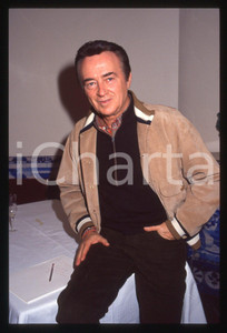 35mm vintage slide* 1990 ca ITALIA MUSICA Nico FIDENCO Ritratto del cantante (1)  Diapositiva d'epoca, in formato 35 mm. CONDIZIONI: GOOD   Tutti i diritti riservati.E' severamente vietata la riproduzione. ICharta mette in vendita, sul negozio eBay e in esclusiva sul sito "icharta" il proprio archivio composto da numerose diapositive e negativi fotografici d'epoca, tutti originali e autentici, che attraversano la storia del costume italiano tra gli la fine degli anni Sessanta e Novanta.Si tratta di uno sguardo inedito sull'attualit&agrave;, la politica, la vita quotidiana, il gossip e la cultura, che fotografa il cambiamento della nazione in quest'ultimo scorcio del XX secolo. Un'occasione unica per il mercato del collezionismo, che vede finalmente disponibile un archivio eccezionale per vastit&agrave;, tematiche e condizioni, in un settore (il negativo fotografico e la diapositiva) di assoluta novit&agrave; e dalle interessanti prospettive di investimento.  originale e autentica 1
