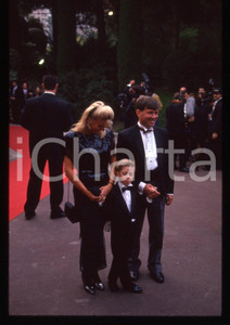 35mm vintage slide* 1994 MONTE CARLO Jordy LEMOINE ai World Music Awards (3)  Diapositiva d'epoca, in formato 35 mm.La diapositiva illustra l'arrivo del cantante Jordy, assieme al padre Claude Lemoine e alla madre Patricia Clerget, ai World Music Awards, tenutisi nel 1994 a Monte Carlo.CONDIZIONI: GOOD   Tutti i diritti riservati.E' severamente vietata la riproduzione. ICharta mette in vendita, sul negozio eBay e in esclusiva sul sito "icharta" il proprio archivio composto da numerose diapositive e negativi fotografici d'epoca, tutti originali e autentici, che attraversano la storia del costume italiano tra gli la fine degli anni Sessanta e Novanta.Si tratta di uno sguardo inedito sull'attualit&agrave;, la politica, la vita quotidiana, il gossip e la cultura, che fotografa il cambiamento della nazione in quest'ultimo scorcio del XX secolo. Un'occasione unica per il mercato del collezionismo, che vede finalmente disponibile un archivio eccezionale per vastit&agrave;, tematiche e condizioni, in un settore (il negativo fotografico e la diapositiva) di assoluta novit&agrave; e dalle interessanti prospettive di investimento.  originale e autentica 1