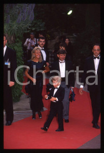 35mm vintage slide* 1994 MONTE CARLO Jordy LEMOINE ai World Music Awards (10)  Diapositiva d'epoca, in formato 35 mm.La diapositiva illustra l'arrivo del cantante Jordy, assieme al padre Claude Lemoine e alla madre Patricia Clerget, ai World Music Awards, tenutisi nel 1994 a Monte Carlo.CONDIZIONI: GOOD   Tutti i diritti riservati.E' severamente vietata la riproduzione. ICharta mette in vendita, sul negozio eBay e in esclusiva sul sito "icharta" il proprio archivio composto da numerose diapositive e negativi fotografici d'epoca, tutti originali e autentici, che attraversano la storia del costume italiano tra gli la fine degli anni Sessanta e Novanta.Si tratta di uno sguardo inedito sull'attualit&agrave;, la politica, la vita quotidiana, il gossip e la cultura, che fotografa il cambiamento della nazione in quest'ultimo scorcio del XX secolo. Un'occasione unica per il mercato del collezionismo, che vede finalmente disponibile un archivio eccezionale per vastit&agrave;, tematiche e condizioni, in un settore (il negativo fotografico e la diapositiva) di assoluta novit&agrave; e dalle interessanti prospettive di investimento.  originale e autentica 1