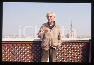 35mm vintage slide* 1990 ca MILANO Gian Maria VOLONTE' sulla Terrazza Martini 1  Diapositiva d'epoca, in formato 35 mm.CONDIZIONI: GOOD   Tutti i diritti riservati.E' severamente vietata la riproduzione. ICharta mette in vendita, sul negozio eBay e in esclusiva sul sito "icharta" il proprio archivio composto da numerose diapositive e negativi fotografici d'epoca, tutti originali e autentici, che attraversano la storia del costume italiano tra gli la fine degli anni Sessanta e Novanta.Si tratta di uno sguardo inedito sull'attualit&agrave;, la politica, la vita quotidiana, il gossip e la cultura, che fotografa il cambiamento della nazione in quest'ultimo scorcio del XX secolo. Un'occasione unica per il mercato del collezionismo, che vede finalmente disponibile un archivio eccezionale per vastit&agrave;, tematiche e condizioni, in un settore (il negativo fotografico e la diapositiva) di assoluta novit&agrave; e dalle interessanti prospettive di investimento.  originale e autentica 1
