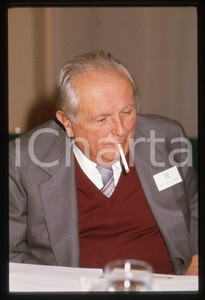 35mm vintage slide* 1985 ca ITALIA Ludovico GEYMONAT durante un convegno (3)  Diapositiva d'epoca, in formato 35 mm. CONDIZIONI: GOOD   Tutti i diritti riservati.E' severamente vietata la riproduzione. ICharta mette in vendita, sul negozio eBay e in esclusiva sul sito "icharta" il proprio archivio composto da numerose diapositive e negativi fotografici d'epoca, tutti originali e autentici, che attraversano la storia del costume italiano tra gli la fine degli anni Sessanta e Novanta.Si tratta di uno sguardo inedito sull'attualit&agrave;, la politica, la vita quotidiana, il gossip e la cultura, che fotografa il cambiamento della nazione in quest'ultimo scorcio del XX secolo. Un'occasione unica per il mercato del collezionismo, che vede finalmente disponibile un archivio eccezionale per vastit&agrave;, tematiche e condizioni, in un settore (il negativo fotografico e la diapositiva) di assoluta novit&agrave; e dalle interessanti prospettive di investimento.  originale e autentica 1