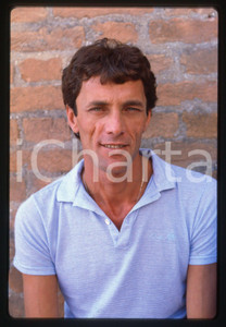 35mm vintage slide* 1985 ca VENEZIA Mohammad BAKRI Ritratto dell'attore (1)  Diapositiva d'epoca, in formato 35 mm. CONDIZIONI: GOOD   Tutti i diritti riservati.E' severamente vietata la riproduzione. ICharta mette in vendita, sul negozio eBay e in esclusiva sul sito "icharta" il proprio archivio composto da numerose diapositive e negativi fotografici d'epoca, tutti originali e autentici, che attraversano la storia del costume italiano tra gli la fine degli anni Sessanta e Novanta.Si tratta di uno sguardo inedito sull'attualit&agrave;, la politica, la vita quotidiana, il gossip e la cultura, che fotografa il cambiamento della nazione in quest'ultimo scorcio del XX secolo. Un'occasione unica per il mercato del collezionismo, che vede finalmente disponibile un archivio eccezionale per vastit&agrave;, tematiche e condizioni, in un settore (il negativo fotografico e la diapositiva) di assoluta novit&agrave; e dalle interessanti prospettive di investimento.  originale e autentica 1