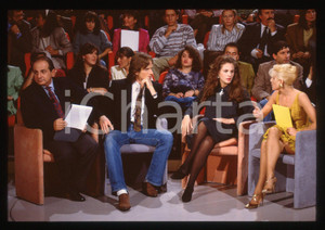 35mm vintage slide* 1991 RAI DUE Heather PARISI Giancarlo MAGALLI James HORAN 1  Diapositiva d'epoca, in formato 35 mm.La diapositiva illustra la trasmissione "Ciao Weekend", in onda su Rai Due. Nella diapositiva compaiono Heather Parisi, Giancarlo Magalli, James Horan e Noelle Beck.CONDIZIONI: GOOD   Tutti i diritti riservati.E' severamente vietata la riproduzione. ICharta mette in vendita, sul negozio eBay e in esclusiva sul sito "icharta" il proprio archivio composto da numerose diapositive e negativi fotografici d'epoca, tutti originali e autentici, che attraversano la storia del costume italiano tra gli la fine degli anni Sessanta e Novanta.Si tratta di uno sguardo inedito sull'attualit&agrave;, la politica, la vita quotidiana, il gossip e la cultura, che fotografa il cambiamento della nazione in quest'ultimo scorcio del XX secolo. Un'occasione unica per il mercato del collezionismo, che vede finalmente disponibile un archivio eccezionale per vastit&agrave;, tematiche e condizioni, in un settore (il negativo fotografico e la diapositiva) di assoluta novit&agrave; e dalle interessanti prospettive di investimento.  originale e autentica 1