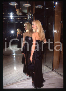 35mm vintage slide* 1993  MONTE CARLO Karen MULDER ai WORLD MUSIC AWARDS (4)  Diapositiva d'epoca, in formato 35 mm.CONDIZIONI: GOOD  Tutti i diritti riservati.E' severamente vietata la riproduzione. ICharta mette in vendita, sul negozio eBay e in esclusiva sul sito "icharta" il proprio archivio composto da numerose diapositive e negativi fotografici d'epoca, tutti originali e autentici, che attraversano la storia del costume italiano tra gli la fine degli anni Sessanta e Novanta.Si tratta di uno sguardo inedito sull'attualit&agrave;, la politica, la vita quotidiana, il gossip e la cultura, che fotografa il cambiamento della nazione in quest'ultimo scorcio del XX secolo. Un'occasione unica per il mercato del collezionismo, che vede finalmente disponibile un archivio eccezionale per vastit&agrave;, tematiche e condizioni, in un settore (il negativo fotografico e la diapositiva) di assoluta novit&agrave; e dalle interessanti prospettive di investimento.  originale e autentica 1
