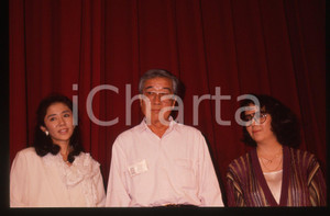35mm vintage slide* 1989 CANNES Yoshiko TANAKA Shohei IMAMURA al FESTIVAL (2)  Diapositiva d'epoca, in formato 35 mm. CONDIZIONI: GOOD  Tutti i diritti riservati.E' severamente vietata la riproduzione. ICharta mette in vendita, sul negozio eBay e in esclusiva sul sito "icharta" il proprio archivio composto da numerose diapositive e negativi fotografici d'epoca, tutti originali e autentici, che attraversano la storia del costume italiano tra gli la fine degli anni Sessanta e Novanta.Si tratta di uno sguardo inedito sull'attualit&agrave;, la politica, la vita quotidiana, il gossip e la cultura, che fotografa il cambiamento della nazione in quest'ultimo scorcio del XX secolo. Un'occasione unica per il mercato del collezionismo, che vede finalmente disponibile un archivio eccezionale per vastit&agrave;, tematiche e condizioni, in un settore (il negativo fotografico e la diapositiva) di assoluta novit&agrave; e dalle interessanti prospettive di investimento.  originale e autentica 1