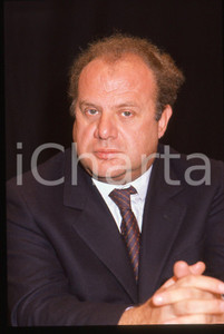 35mm vintage slide* 1990 ca MILANO Carlo VISCO GILARDI Ritratto politico PRI (3)  Diapositiva d'epoca, in formato 35 mm.CONDIZIONI: GOOD  Tutti i diritti riservati.E' severamente vietata la riproduzione. ICharta mette in vendita, sul negozio eBay e in esclusiva sul sito "icharta" il proprio archivio composto da numerose diapositive e negativi fotografici d'epoca, tutti originali e autentici, che attraversano la storia del costume italiano tra gli la fine degli anni Sessanta e Novanta.Si tratta di uno sguardo inedito sull'attualit&agrave;, la politica, la vita quotidiana, il gossip e la cultura, che fotografa il cambiamento della nazione in quest'ultimo scorcio del XX secolo. Un'occasione unica per il mercato del collezionismo, che vede finalmente disponibile un archivio eccezionale per vastit&agrave;, tematiche e condizioni, in un settore (il negativo fotografico e la diapositiva) di assoluta novit&agrave; e dalle interessanti prospettive di investimento.  originale e autentica 1