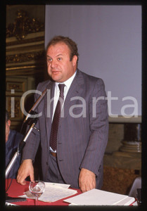 35mm vintage slide* 1985 ca MILANO Carlo VISCO GILARDI Ritratto politico PRI (2)  Diapositiva d'epoca, in formato 35 mm.CONDIZIONI: GOOD Tutti i diritti riservati.E' severamente vietata la riproduzione. ICharta mette in vendita, sul negozio eBay e in esclusiva sul sito "icharta" il proprio archivio composto da numerose diapositive e negativi fotografici d'epoca, tutti originali e autentici, che attraversano la storia del costume italiano tra gli la fine degli anni Sessanta e Novanta.Si tratta di uno sguardo inedito sull'attualit&agrave;, la politica, la vita quotidiana, il gossip e la cultura, che fotografa il cambiamento della nazione in quest'ultimo scorcio del XX secolo. Un'occasione unica per il mercato del collezionismo, che vede finalmente disponibile un archivio eccezionale per vastit&agrave;, tematiche e condizioni, in un settore (il negativo fotografico e la diapositiva) di assoluta novit&agrave; e dalle interessanti prospettive di investimento.  originale e autentica 1