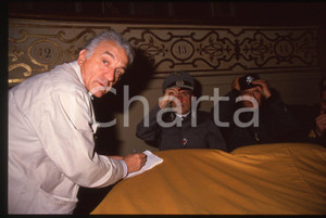 35mm vintage slide* 1995 ca COSTUME Marco NOZZA con comparse in uniforme (1)  Diapositiva d'epoca, in formato 35 mm. CONDIZIONI: GOOD  Tutti i diritti riservati.E' severamente vietata la riproduzione. ICharta mette in vendita, sul negozio eBay e in esclusiva sul sito "icharta" il proprio archivio composto da numerose diapositive e negativi fotografici d'epoca, tutti originali e autentici, che attraversano la storia del costume italiano tra gli la fine degli anni Sessanta e Novanta.Si tratta di uno sguardo inedito sull'attualit&agrave;, la politica, la vita quotidiana, il gossip e la cultura, che fotografa il cambiamento della nazione in quest'ultimo scorcio del XX secolo. Un'occasione unica per il mercato del collezionismo, che vede finalmente disponibile un archivio eccezionale per vastit&agrave;, tematiche e condizioni, in un settore (il negativo fotografico e la diapositiva) di assoluta novit&agrave; e dalle interessanti prospettive di investimento.  originale e autentica 1