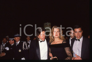 35mm vintage slide* 1990 CANNES Brooke SHIELDS al Festival del Cinema Ritratto 3  Diapositiva d'epoca, in formato 35 mm. CONDIZIONI: GOOD Tutti i diritti riservati.E' severamente vietata la riproduzione. ICharta mette in vendita, sul negozio eBay e in esclusiva sul sito "icharta" il proprio archivio composto da numerose diapositive e negativi fotografici d'epoca, tutti originali e autentici, che attraversano la storia del costume italiano tra gli la fine degli anni Sessanta e Novanta.Si tratta di uno sguardo inedito sull'attualit&agrave;, la politica, la vita quotidiana, il gossip e la cultura, che fotografa il cambiamento della nazione in quest'ultimo scorcio del XX secolo. Un'occasione unica per il mercato del collezionismo, che vede finalmente disponibile un archivio eccezionale per vastit&agrave;, tematiche e condizioni, in un settore (il negativo fotografico e la diapositiva) di assoluta novit&agrave; e dalle interessanti prospettive di investimento.  originale e autentica 1