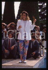 35mm vintage slide* 1990 FESTIVAL DI CANNES Brooke SHIELDS - Photocall (5)  Diapositiva d'epoca, in formato 35 mm. CONDIZIONI: GOOD  Tutti i diritti riservati.E' severamente vietata la riproduzione. ICharta mette in vendita, sul negozio eBay e in esclusiva sul sito "icharta" il proprio archivio composto da numerose diapositive e negativi fotografici d'epoca, tutti originali e autentici, che attraversano la storia del costume italiano tra gli la fine degli anni Sessanta e Novanta.Si tratta di uno sguardo inedito sull'attualit&agrave;, la politica, la vita quotidiana, il gossip e la cultura, che fotografa il cambiamento della nazione in quest'ultimo scorcio del XX secolo. Un'occasione unica per il mercato del collezionismo, che vede finalmente disponibile un archivio eccezionale per vastit&agrave;, tematiche e condizioni, in un settore (il negativo fotografico e la diapositiva) di assoluta novit&agrave; e dalle interessanti prospettive di investimento.  originale e autentica 1