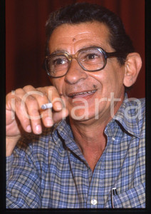 35mm vintage slide* 1985 CANNES Yusuf SHAHIN al FESTIVAL DEL CINEMA Ritratto (1)  Diapositiva d'epoca, in formato 35 mm.  CONDIZIONI: GOOD Tutti i diritti riservati.E' severamente vietata la riproduzione. ICharta mette in vendita, sul negozio eBay e in esclusiva sul sito "icharta" il proprio archivio composto da numerose diapositive e negativi fotografici d'epoca, tutti originali e autentici, che attraversano la storia del costume italiano tra gli la fine degli anni Sessanta e Novanta.Si tratta di uno sguardo inedito sull'attualit&agrave;, la politica, la vita quotidiana, il gossip e la cultura, che fotografa il cambiamento della nazione in quest'ultimo scorcio del XX secolo. Un'occasione unica per il mercato del collezionismo, che vede finalmente disponibile un archivio eccezionale per vastit&agrave;, tematiche e condizioni, in un settore (il negativo fotografico e la diapositiva) di assoluta novit&agrave; e dalle interessanti prospettive di investimento.  originale e autentica 1