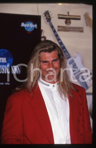 35mm vintage slide* 1994 MONTE CARLO Fabio LANZONI ai World Music Awards (3)  Diapositiva d'epoca, in formato 35 mm.  CONDIZIONI: GOOD Tutti i diritti riservati.E' severamente vietata la riproduzione. ICharta mette in vendita, sul negozio eBay e in esclusiva sul sito "icharta" il proprio archivio composto da numerose diapositive e negativi fotografici d'epoca, tutti originali e autentici, che attraversano la storia del costume italiano tra gli la fine degli anni Sessanta e Novanta.Si tratta di uno sguardo inedito sull'attualit&agrave;, la politica, la vita quotidiana, il gossip e la cultura, che fotografa il cambiamento della nazione in quest'ultimo scorcio del XX secolo. Un'occasione unica per il mercato del collezionismo, che vede finalmente disponibile un archivio eccezionale per vastit&agrave;, tematiche e condizioni, in un settore (il negativo fotografico e la diapositiva) di assoluta novit&agrave; e dalle interessanti prospettive di investimento.  originale e autentica 1