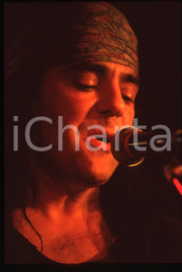 1993 MILANO Daniel LANOIS concerto al CITY SQUARE *35mm VINTAGE SLIDE 4  Diapositiva originale d'epoca, in formato 35 mm Tutti i diritti riservati.E' severamente vietata la riproduzione. ICharta mette in vendita, sul negozio eBay e in esclusiva sul sito "icharta" il proprio archivio composto da numerose diapositive e negativi fotografici d'epoca, tutti originali e autentici, che attraversano la storia del costume italiano tra gli la fine degli anni Sessanta e Novanta.Si tratta di uno sguardo inedito sull'attualità, la politica, la vita quotidiana, il gossip e la cultura, che fotografa il cambiamento della nazione in quest'ultimo scorcio del XX secolo. Un'occasione unica per il mercato del collezionismo, che vede finalmente disponibile un archivio eccezionale per vastità, tematiche e condizioni, in un settore (il negativo fotografico e la diapositiva) di assoluta novità e dalle interessanti prospettive di investimento.  originale e autentica 1