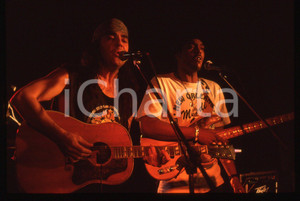 1993 MILANO Daniel LANOIS concerto al CITY SQUARE *35mm VINTAGE SLIDE 6  Diapositiva originale d'epoca, in formato 35 mm Tutti i diritti riservati.E' severamente vietata la riproduzione. ICharta mette in vendita, sul negozio eBay e in esclusiva sul sito "icharta" il proprio archivio composto da numerose diapositive e negativi fotografici d'epoca, tutti originali e autentici, che attraversano la storia del costume italiano tra gli la fine degli anni Sessanta e Novanta.Si tratta di uno sguardo inedito sull'attualità, la politica, la vita quotidiana, il gossip e la cultura, che fotografa il cambiamento della nazione in quest'ultimo scorcio del XX secolo. Un'occasione unica per il mercato del collezionismo, che vede finalmente disponibile un archivio eccezionale per vastità, tematiche e condizioni, in un settore (il negativo fotografico e la diapositiva) di assoluta novità e dalle interessanti prospettive di investimento.  originale e autentica 1