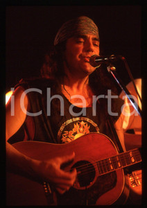 1993 MILANO Daniel LANOIS concerto al CITY SQUARE *35mm VINTAGE SLIDE 8  Diapositiva originale d'epoca, in formato 35 mm Tutti i diritti riservati.E' severamente vietata la riproduzione. ICharta mette in vendita, sul negozio eBay e in esclusiva sul sito "icharta" il proprio archivio composto da numerose diapositive e negativi fotografici d'epoca, tutti originali e autentici, che attraversano la storia del costume italiano tra gli la fine degli anni Sessanta e Novanta.Si tratta di uno sguardo inedito sull'attualità, la politica, la vita quotidiana, il gossip e la cultura, che fotografa il cambiamento della nazione in quest'ultimo scorcio del XX secolo. Un'occasione unica per il mercato del collezionismo, che vede finalmente disponibile un archivio eccezionale per vastità, tematiche e condizioni, in un settore (il negativo fotografico e la diapositiva) di assoluta novità e dalle interessanti prospettive di investimento. CONDIZIONI:FAIR/discretoFORMATO: 35mm originale e autentica 1