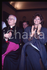 35mm vintage slide* 1990 ca COSTUME Lea MASSARI Monsignor Emanuele CLARIZIO (1)  Diapositiva d'epoca, in formato 35 mm. CONDIZIONI: GOOD Tutti i diritti riservati.E' severamente vietata la riproduzione. ICharta mette in vendita, sul negozio eBay e in esclusiva sul sito "icharta" il proprio archivio composto da numerose diapositive e negativi fotografici d'epoca, tutti originali e autentici, che attraversano la storia del costume italiano tra gli la fine degli anni Sessanta e Novanta.Si tratta di uno sguardo inedito sull'attualit&agrave;, la politica, la vita quotidiana, il gossip e la cultura, che fotografa il cambiamento della nazione in quest'ultimo scorcio del XX secolo. Un'occasione unica per il mercato del collezionismo, che vede finalmente disponibile un archivio eccezionale per vastit&agrave;, tematiche e condizioni, in un settore (il negativo fotografico e la diapositiva) di assoluta novit&agrave; e dalle interessanti prospettive di investimento.  originale e autentica 1