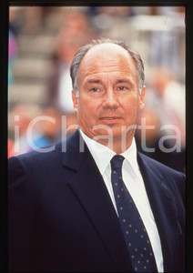 35mm vintage slide* 1990 ca COSTUME Principe Karim AGA KHAN IV - Ritratto (1)  Diapositiva d'epoca, in formato 35 mm.CONDIZIONI: GOOD Tutti i diritti riservati.E' severamente vietata la riproduzione. ICharta mette in vendita, sul negozio eBay e in esclusiva sul sito "icharta" il proprio archivio composto da numerose diapositive e negativi fotografici d'epoca, tutti originali e autentici, che attraversano la storia del costume italiano tra gli la fine degli anni Sessanta e Novanta.Si tratta di uno sguardo inedito sull'attualit&agrave;, la politica, la vita quotidiana, il gossip e la cultura, che fotografa il cambiamento della nazione in quest'ultimo scorcio del XX secolo. Un'occasione unica per il mercato del collezionismo, che vede finalmente disponibile un archivio eccezionale per vastit&agrave;, tematiche e condizioni, in un settore (il negativo fotografico e la diapositiva) di assoluta novit&agrave; e dalle interessanti prospettive di investimento.  originale e autentica 1
