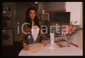 35mm vintage slide* 1990 ca COSTUME Cinzia LENZI in cucina - Ritratto (2)