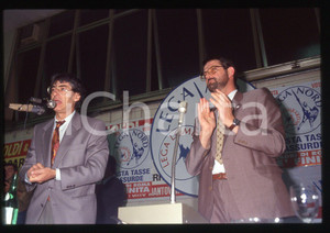 35mm vintage slide* 1992 MANTOVA Umberto BOSSI Uber ANGHINONI per LEGA NORD (1)  Diapositiva d'epoca, in formato 35 mm.  Tutti i diritti riservati.E' severamente vietata la riproduzione. ICharta mette in vendita, sul negozio eBay e in esclusiva sul sito "icharta" il proprio archivio composto da numerose diapositive e negativi fotografici d'epoca, tutti originali e autentici, che attraversano la storia del costume italiano tra gli la fine degli anni Sessanta e Novanta.Si tratta di uno sguardo inedito sull'attualità, la politica, la vita quotidiana, il gossip e la cultura, che fotografa il cambiamento della nazione in quest'ultimo scorcio del XX secolo. Un'occasione unica per il mercato del collezionismo, che vede finalmente disponibile un archivio eccezionale per vastità, tematiche e condizioni, in un settore (il negativo fotografico e la diapositiva) di assoluta novità e dalle interessanti prospettive di investimento. CONDIZIONI:FAIR/discretoFORMATO: 35mm originale e autentica 1