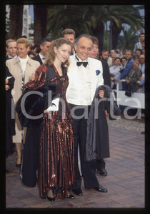 35mm vintage slide* 1987 CANNES Lorin MAAZEL Dietlinde TURBAN - Ritratto (1)  Diapositiva d'epoca, in formato 35 mm.CONDIZIONI: GOOD Tutti i diritti riservati.E' severamente vietata la riproduzione. ICharta mette in vendita, sul negozio eBay e in esclusiva sul sito "icharta" il proprio archivio composto da numerose diapositive e negativi fotografici d'epoca, tutti originali e autentici, che attraversano la storia del costume italiano tra gli la fine degli anni Sessanta e Novanta.Si tratta di uno sguardo inedito sull'attualit&agrave;, la politica, la vita quotidiana, il gossip e la cultura, che fotografa il cambiamento della nazione in quest'ultimo scorcio del XX secolo. Un'occasione unica per il mercato del collezionismo, che vede finalmente disponibile un archivio eccezionale per vastit&agrave;, tematiche e condizioni, in un settore (il negativo fotografico e la diapositiva) di assoluta novit&agrave; e dalle interessanti prospettive di investimento.  originale e autentica 1