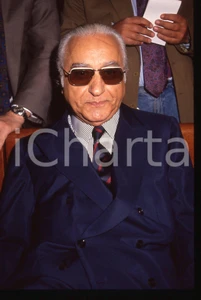 35mm vintage slide* 1992 MILANO Umberto ORTOLANI Processo BANCO AMBROSIANO (4)  Diapositiva d'epoca, in formato 35 mm.Nella diapositiva compare il finanziere Umberto Ortolani, in occasione di una seduta del processo per il crack del Banco Ambrosiano, tenutasi presso il Tribunale di Milano nell'aprile 1992.CONDIZIONI: GOODTutti i diritti riservati.E' severamente vietata la riproduzione. ICharta mette in vendita, sul negozio eBay e in esclusiva sul sito "icharta" il proprio archivio composto da numerose diapositive e negativi fotografici d'epoca, tutti originali e autentici, che attraversano la storia del costume italiano tra gli la fine degli anni Sessanta e Novanta.Si tratta di uno sguardo inedito sull'attualit&agrave;, la politica, la vita quotidiana, il gossip e la cultura, che fotografa il cambiamento della nazione in quest'ultimo scorcio del XX secolo. Un'occasione unica per il mercato del collezionismo, che vede finalmente disponibile un archivio eccezionale per vastit&agrave;, tematiche e condizioni, in un settore (il negativo fotografico e la diapositiva) di assoluta novit&agrave; e dalle interessanti prospettive di investimento. GOOD/buono   originale e autentica 1