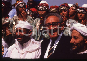 Fotografia d epoca originale 35mm vintage slide 1989 TANGERI Henry KISSINGER con i BERBERI  Ritratto 1 1