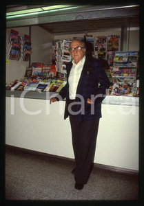 35mm vintage slide* 1990ca ROMA Federico FELLINI davanti a un'edicola Ritratto 3