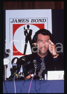 35mm vintage slide* 1994 LONDON Pierce BROSNAN Presentazione James BOND 007 1  Diapositiva d'epoca, in formato 35 mm. Nella diapositiva compare Pierce Brosnan, in occasione della conferenza stampa durante la quale fu presentato come il nuovo interprete di James Bond. La conferenza stampa si svolse a Londra l'8 giugno 1994. CONDIZIONI: GOOD Tutti i diritti riservati.E' severamente vietata la riproduzione. ICharta mette in vendita, sul negozio eBay e in esclusiva sul sito "icharta" il proprio archivio composto da numerose diapositive e negativi fotografici d'epoca, tutti originali e autentici, che attraversano la storia del costume italiano tra gli la fine degli anni Sessanta e Novanta.Si tratta di uno sguardo inedito sull'attualit&agrave;, la politica, la vita quotidiana, il gossip e la cultura, che fotografa il cambiamento della nazione in quest'ultimo scorcio del XX secolo. Un'occasione unica per il mercato del collezionismo, che vede finalmente disponibile un archivio eccezionale per vastit&agrave;, tematiche e condizioni, in un settore (il negativo fotografico e la diapositiva) di assoluta novit&agrave; e dalle interessanti prospettive di investimento.New layer...  originale e autentica 1