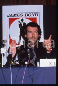35mm vintage slide* 1994 LONDON Pierce BROSNAN Presentazione James BOND 007 (2)  Diapositiva d'epoca, in formato 35 mm. Nella diapositiva compare Pierce Brosnan, in occasione della conferenza stampa durante la quale fu presentato come il nuovo interprete di James Bond. La conferenza stampa si svolse a Londra l'8 giugno 1994. CONDIZIONI: GOOD Tutti i diritti riservati.E' severamente vietata la riproduzione. ICharta mette in vendita, sul negozio eBay e in esclusiva sul sito "icharta" il proprio archivio composto da numerose diapositive e negativi fotografici d'epoca, tutti originali e autentici, che attraversano la storia del costume italiano tra gli la fine degli anni Sessanta e Novanta.Si tratta di uno sguardo inedito sull'attualit&agrave;, la politica, la vita quotidiana, il gossip e la cultura, che fotografa il cambiamento della nazione in quest'ultimo scorcio del XX secolo. Un'occasione unica per il mercato del collezionismo, che vede finalmente disponibile un archivio eccezionale per vastit&agrave;, tematiche e condizioni, in un settore (il negativo fotografico e la diapositiva) di assoluta novit&agrave; e dalle interessanti prospettive di investimento.New layer...  originale e autentica 1