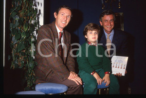 35mm vintage slide* 1987 MILANO Bruno BOZZETTO Piero BADALONI Terrazza MARTINI 5  Diapositiva d'epoca, in formato 35 mm.Nella diapositiva compaiono Bruno Bozzetto e Piero Badaloni alla Terrazza Martini di Milano nel 1987, in occasione della presentazione de "Il libro dei diritti dei bambini". CONDIZIONI: GOOD  Tutti i diritti riservati.E' severamente vietata la riproduzione. ICharta mette in vendita, sul negozio eBay e in esclusiva sul sito "icharta" il proprio archivio composto da numerose diapositive e negativi fotografici d'epoca, tutti originali e autentici, che attraversano la storia del costume italiano tra gli la fine degli anni Sessanta e Novanta.Si tratta di uno sguardo inedito sull'attualit&agrave;, la politica, la vita quotidiana, il gossip e la cultura, che fotografa il cambiamento della nazione in quest'ultimo scorcio del XX secolo. Un'occasione unica per il mercato del collezionismo, che vede finalmente disponibile un archivio eccezionale per vastit&agrave;, tematiche e condizioni, in un settore (il negativo fotografico e la diapositiva) di assoluta novit&agrave; e dalle interessanti prospettive di investimento.New layer...  originale e autentica 1