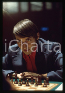 35mm vintage slide* 1975 ca MILANO SCACCHI Anatolij Karpov - Ritratto (2)  Diapositiva d'epoca, in formato 35 mm.  CONDIZIONI: GOOD Tutti i diritti riservati.E' severamente vietata la riproduzione. ICharta mette in vendita, sul negozio eBay e in esclusiva sul sito "icharta" il proprio archivio composto da numerose diapositive e negativi fotografici d'epoca, tutti originali e autentici, che attraversano la storia del costume italiano tra gli la fine degli anni Sessanta e Novanta.Si tratta di uno sguardo inedito sull'attualit&agrave;, la politica, la vita quotidiana, il gossip e la cultura, che fotografa il cambiamento della nazione in quest'ultimo scorcio del XX secolo. Un'occasione unica per il mercato del collezionismo, che vede finalmente disponibile un archivio eccezionale per vastit&agrave;, tematiche e condizioni, in un settore (il negativo fotografico e la diapositiva) di assoluta novit&agrave; e dalle interessanti prospettive di investimento.New layer...  originale e autentica 1