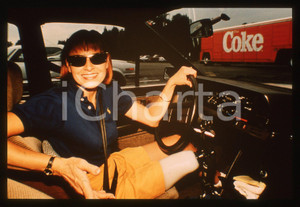 35mm vintage slide* 1985 ca COSTUME - Ivy GUNTER alla guida di un automobile
