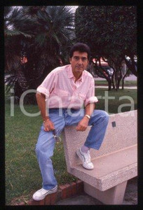 35mm vintage slide* 1990 ca CINEMA Spanish actor & director AndrÃ©s PAJARES (6)   Diapositiva d'epoca, in formato 35 mm.CONDIZIONI: GOOD E' severamente vietata la riproduzione. Tutti i diritti sono riservati.Nella diapositiva ICharta mette in vendita, sul negozio eBay e in esclusiva sul sito "icharta" il proprio archivio composto da numerose diapositive e negativi fotografici d'epoca, tutti originali e autentici, che attraversano la storia del costume italiano tra gli la fine degli anni Sessanta e Novanta.Si tratta di uno sguardo inedito sull'attualit&agrave;, la politica, la vita quotidiana, il gossip e la cultura, che fotografa il cambiamento della nazione in quest'ultimo scorcio del XX secolo. Un'occasione unica per il mercato del collezionismo, che vede finalmente disponibile un archivio eccezionale per vastit&agrave;, tematiche e condizioni, in un settore (il negativo fotografico e la diapositiva) di assoluta novit&agrave; e dalle interessanti prospettive di investimento.   FAIR/discreto   originale e autentica 1