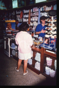 35mm vintage slide* 1990 ca MADRID Emilio BUTRAGUENO nel negozio dei genitori