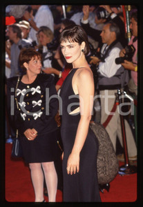 35mm vintage slide* 1993 HOLLYWOOD Janine TURNER - Première CLIFFHANGER (2)  Diapositiva d'epoca, in formato 35 mm.CONDIZIONI: GOODTutti i diritti riservati.E' severamente vietata la riproduzione. ICharta mette in vendita, sul negozio eBay e in esclusiva sul sito "icharta" il proprio archivio composto da numerose diapositive e negativi fotografici d'epoca, tutti originali e autentici, che attraversano la storia del costume italiano tra gli la fine degli anni Sessanta e Novanta.Si tratta di uno sguardo inedito sull'attualit&agrave;, la politica, la vita quotidiana, il gossip e la cultura, che fotografa il cambiamento della nazione in quest'ultimo scorcio del XX secolo. Un'occasione unica per il mercato del collezionismo, che vede finalmente disponibile un archivio eccezionale per vastit&agrave;, tematiche e condizioni, in un settore (il negativo fotografico e la diapositiva) di assoluta novit&agrave; e dalle interessanti prospettive di investimento.  originale e autentica 1