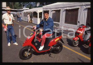 35mm vintage slide* 1995 GP SAN MARINO Jean ALESI su GILERA NTT - FERRARI 5  Diapositiva d'epoca, in formato 35 mm.CONDIZIONI: GOODTutti i diritti riservatiE' severamente vietata la riproduzione. ICharta mette in vendita, sul negozio eBay e in esclusiva sul sito "icharta" il proprio archivio composto da numerose diapositive e negativi fotografici d'epoca, tutti originali e autentici, che attraversano la storia del costume italiano tra gli la fine degli anni Sessanta e Novanta.Si tratta di uno sguardo inedito sull'attualit&agrave;, la politica, la vita quotidiana, il gossip e la cultura, che fotografa il cambiamento della nazione in quest'ultimo scorcio del XX secolo. Un'occasione unica per il mercato del collezionismo, che vede finalmente disponibile un archivio eccezionale per vastit&agrave;, tematiche e condizioni, in un settore (il negativo fotografico e la diapositiva) di assoluta novit&agrave; e dalle interessanti prospettive di investimento.  originale e autentica 1