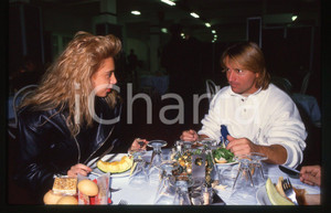 35mm vintage slide* 1988 AIRC RenÃ¨ ARNOUX Gara beneficenza go-kart - Cena   Diapositiva d'epoca, in formato 35 mm.CONDIZIONI: GOODTutti i diritti riservatiE' severamente vietata la riproduzione. ICharta mette in vendita, sul negozio eBay e in esclusiva sul sito "icharta" il proprio archivio composto da numerose diapositive e negativi fotografici d'epoca, tutti originali e autentici, che attraversano la storia del costume italiano tra gli la fine degli anni Sessanta e Novanta.Si tratta di uno sguardo inedito sull'attualit&agrave;, la politica, la vita quotidiana, il gossip e la cultura, che fotografa il cambiamento della nazione in quest'ultimo scorcio del XX secolo. Un'occasione unica per il mercato del collezionismo, che vede finalmente disponibile un archivio eccezionale per vastit&agrave;, tematiche e condizioni, in un settore (il negativo fotografico e la diapositiva) di assoluta novit&agrave; e dalle interessanti prospettive di investimento.  originale e autentica 1